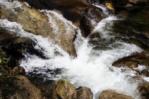 água em cascata sobre pedras rio Peru sul América foto