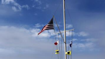 Unidos estados bandeira e naval sinal bandeiras vôo em náutico mastro de bandeira foto