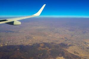 vôo avião sobre México nuvens céu vulcões montanhas cidade deserto. foto