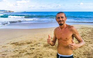 bonito masculino turista viajante às tropical de praia dentro mazunte México. foto