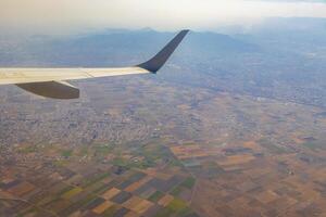 vôo avião sobre México nuvens céu vulcões montanhas cidade deserto. foto