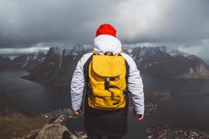 homem viajante caminhando no cume da montanha reinebringen na noruega estilo de vida viajando foto