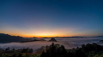 Visão do montanhas com mar do névoa dentro manhã às Jabo Vila, mae hong filho, Tailândia foto