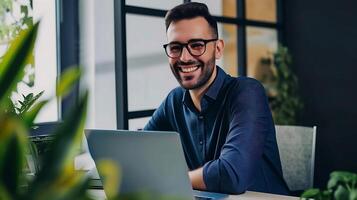 ai gerado sorridente homem trabalhando em computador portátil computador. generativo ai. foto