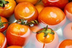 vermelho tomates encharcado dentro água foto