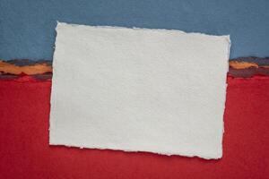 pequeno Folha do em branco branco khadi trapo papel a partir de Índia contra abstrato panorama com uma caneta foto