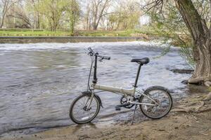 leve dobrando bicicleta em uma costa do a poudre rio dentro forte collins, Colorado, Primavera cenário foto