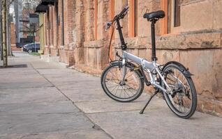 leve dobrando bicicleta em uma rua do forte collins, Colorado foto