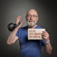 pegue ajustar, fique forte, viver mais tempo - motivacional Nota mantido de uma Senior homem exercício com uma kettlebell foto