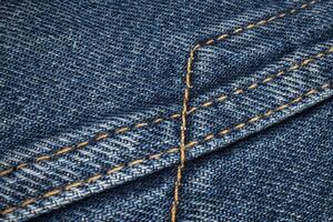 fechar-se do costura em uma azul jeans Jaqueta foto
