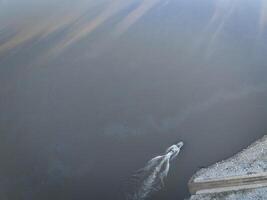 pescaria barco deixando uma rampa - nascer do sol aéreo Visão do Missouri rio às Dalton inferior foto
