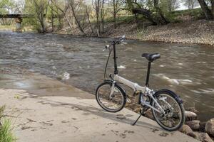 leve dobrando bicicleta às água Branca parque em a poudre rio dentro centro da cidade do forte collins, Colorado, Primavera cenário foto