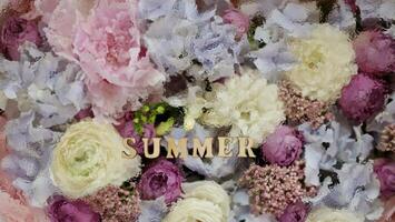floral flores fundo com a inscrição verão com água gotas. de madeira cartas, fechar-se, topo visualizar, abstrato foto