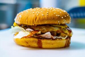 delicioso gostoso hamburguer com saboroso molho. fresco velozes Comida Hamburger. foto