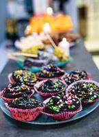 sobremesa mesa para uma Festa. bolo, bolos de copo, Doçura e brilhante cores. foto