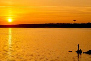 lindo pôr do sol em uma lago. ao ar livre amarelo tarde cenário. foto