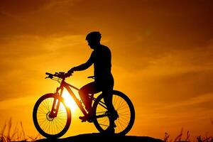 silhueta do tarde motociclista. pôr do sol sombra do ciclismo cara. foto