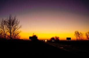 tarde trilha com carros. panorama foto