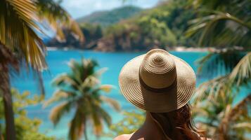 ai gerado mulher dentro chapéu de sol olhares fixos às tropical de praia paraíso emoldurado dentro médio tiro com 50mm lente foto