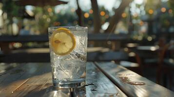 ai gerado refrescante mentolado limonada em rústico de madeira mesa no meio jardim ambiente foto