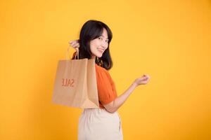 abraço a emoção do compras com uma alegre espírito. jovem ásia mulher vitrines dela compras, irradiando felicidade e refletindo a excitação do varejo terapia. foto