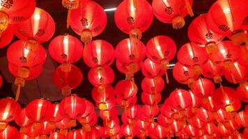 foto do uma vermelho luz lanterna ordenadamente forrado acima para bem-vinda chinês Novo ano
