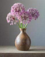 ai gerado roxa allium flores dentro Castanho vaso em cinzento fundo. foto