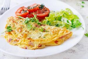 saudável café da manhã.quesadilla com omelete, bacon e tomates salada. ceto, cetogênico almoço. foto