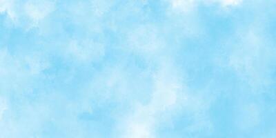 abstrato aguarela tons embaçado e desfocado nublado azul céu fundo, borrado e granulado azul pó explosão em branco fundo, clássico mão pintado azul aguarela fundo para Projeto. foto