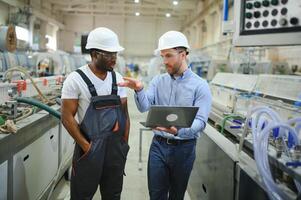 a engenheiro comunica com uma trabalhador em uma Produção linha foto