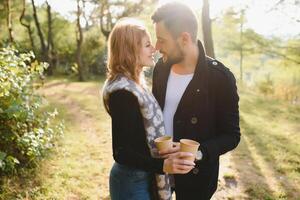 feliz jovem casal dentro amor ao ar livre dentro outono. foto