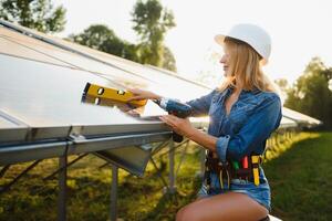 mulher engenheiro verificação solar painéis configuração foto