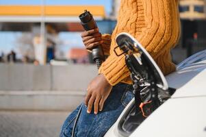 homem girando em cobrando do carro foto