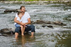 pai e filho juntos pescaria foto