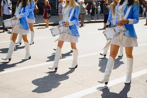 grupo do majorettes parada através a ruas do a cidade foto