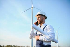 engenheiro dentro trigo campo verificação em turbina Produção foto