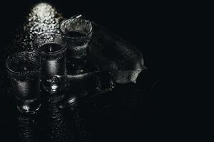 vodka. tiros, óculos com vodka com gelo .escuro fundo. cópia de espaço .seletivo foco. foto
