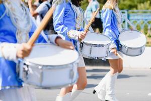 grupo do majorettes parada através a ruas do a cidade foto