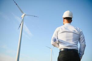 empresários Engenharia em pé bonito sorrir frente do turbina olhando longe foto