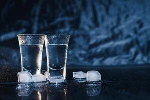 vodka dentro tiro óculos em Sombrio fundo foto