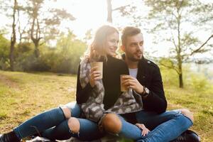 romântico jovem casal dentro amor relaxante ao ar livre dentro parque. foto