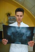 hospital médico segurando pacientes raio X filme foto