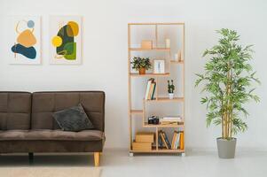 pintura em branco parede acima sofá com almofadas dentro vivo quarto interior foto