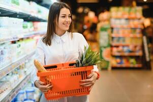 mulher segurando uma compras saco do fresco Comida foto