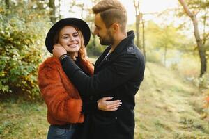 feliz jovem casal dentro amor às a parque foto