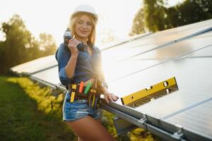 mulher engenheiro verificação solar painéis configuração foto