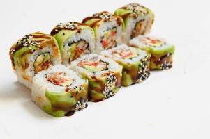 Sushi rolar, isolado em branco foto
