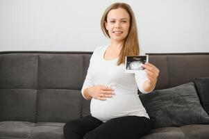 grávida mulher mãos segurando ultrassom foto