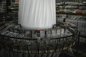 industrial tecido Produção linha. tecelagem teares às uma têxtil fábrica foto