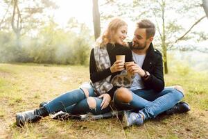 feliz jovem casal dentro amor às a parque foto